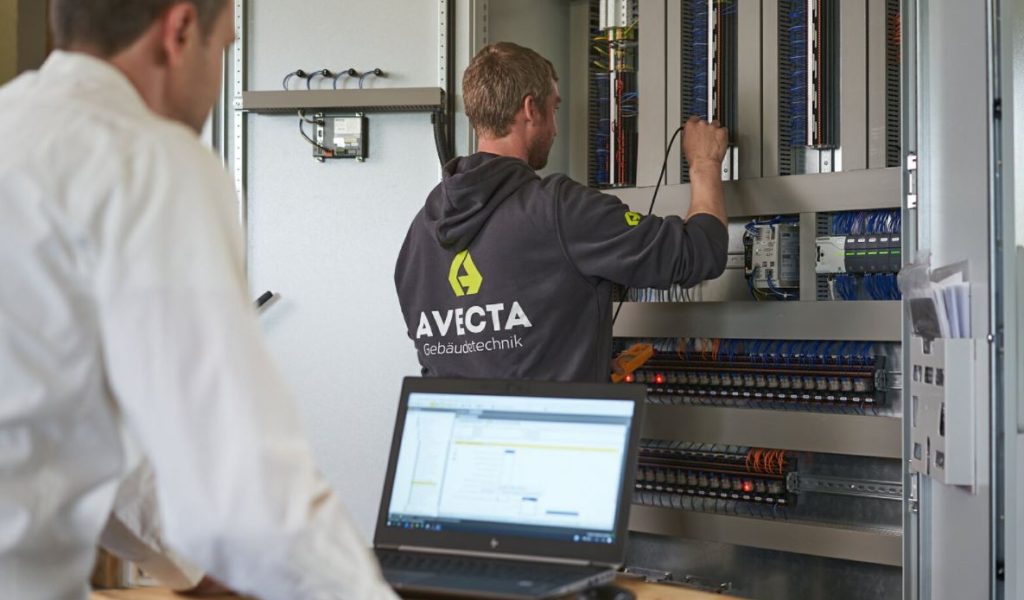 AVECTA-automatisierungstechnik-schaltschrank-team-test